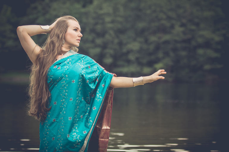 Fotoshooting mit fenjArt Fotografie model her name is king steht in einem indischen sari kleid in einem see