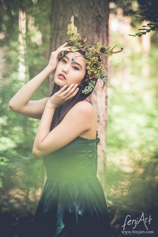 fenjArt Portraitfotografie - junge asiatische frau posiert in einem gruenen kleid romantisch im wald