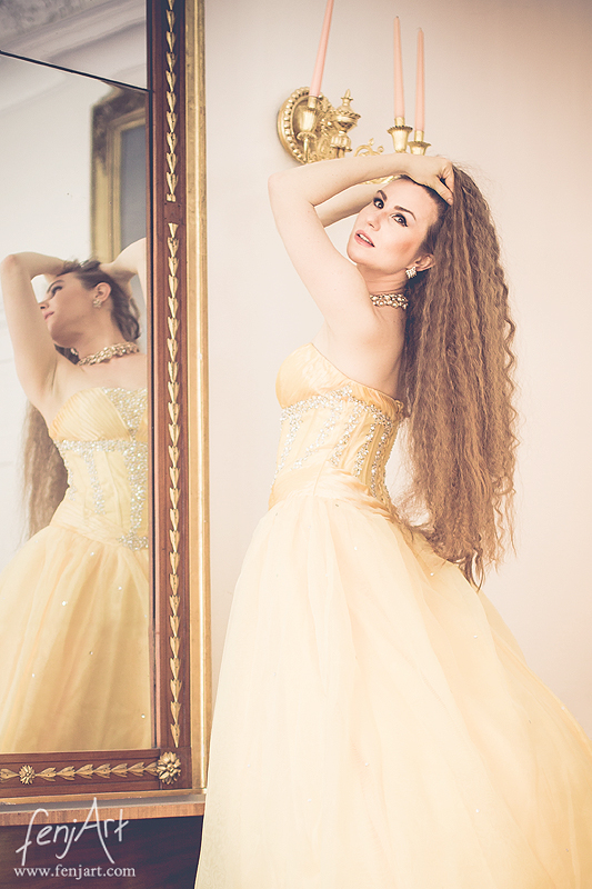 fenjArt Portraitfotografie - braunhaarige frau steht vor einem barocken spiegel und spielt mit ihren langen haaren