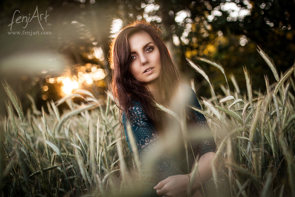 Fotoshooting mit fenjArt Fotografie braunhaarige frau steht im gruenen spitzenkleid in einem kornfeld in zellhausen