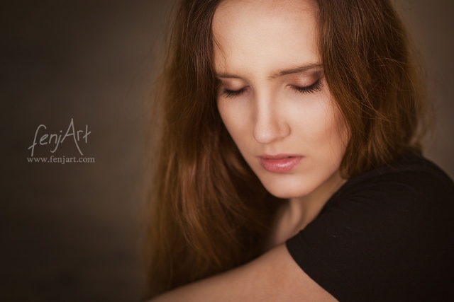 Fotoshooting mit fenjArt Fotografie braunhaarige frau traeumt mit verschlossenen augen in einer alten fabrikhalle in hanaussenen