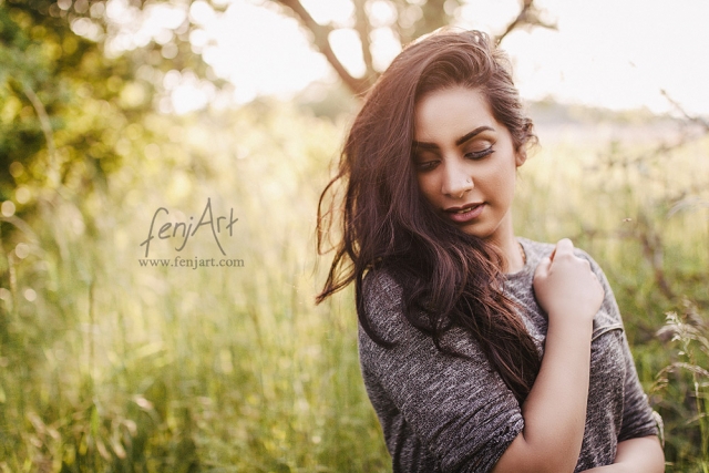 Fotoshooting mit fenjArt Fotografie Pakistanische Frau steht in sommerlichem gras und blickt vertraeumt an sich herunter