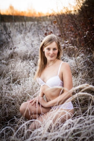 Dessousshooting mit fenjArt Fotografie blonde frau hockt in weissen dessous im reif bedeckte gestruepp bei seligenstadt